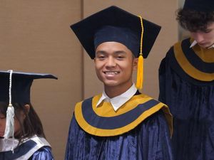 Full Senyum Betrand Peto, Wisuda SMA Didampingi Sarwendah dan Ruben Onsu