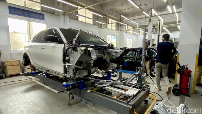 BMW M3 sedang diperbaiki dengan alat Car O Liner di bengkel BMW Ultima