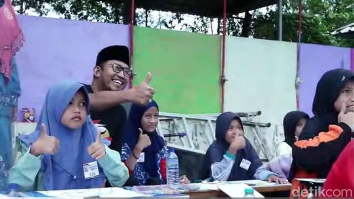 Bupati Sumenep Achmad Fauzi mendampingi anak-anak yang ikut lomba mewarnai