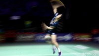 An Se Young melakukan smash.