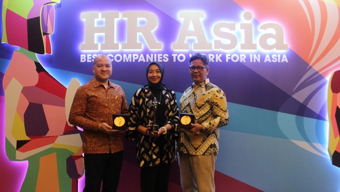 Danone Catat Prestasi di Ajang HR Awards 2024 (Ki-Ka) Made Dharmadetta - HR Director Danone SN Indonesia, Vera Galuh Sugijanto - VP General Secretary Danone Indonesia, Bernas Istiqlal - VP Human Resources Danone Waters Indonesia.