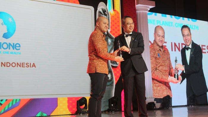 Danone Catat Prestasi di Ajang HR Awards 2024 (Ki-Ka) Made Dharmadetta - HR Director Danone SN Indonesia, Vera Galuh Sugijanto - VP General Secretary Danone Indonesia, Bernas Istiqlal - VP Human Resources Danone Waters Indonesia.