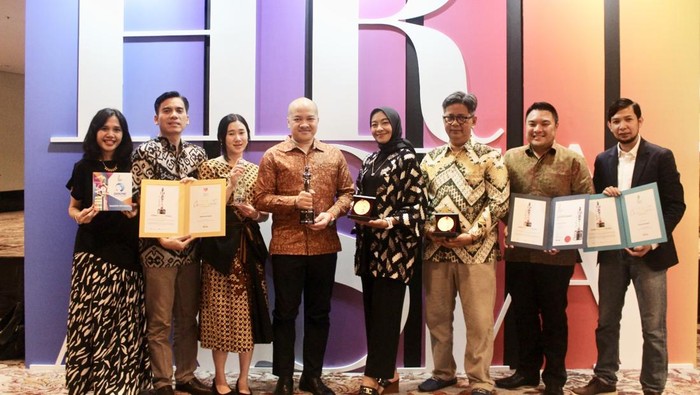 (Ki-Ka) Made Dharmadetta - HR Director Danone SN Indonesia, Vera Galuh Sugijanto - VP General Secretary Danone Indonesia, Bernas Istiqlal - VP Human Resources Danone Waters Indonesia.