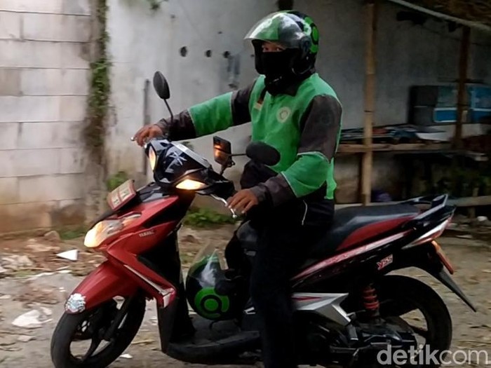 Didik Purwanto (39) tukang ojek yang mengantar Mak Sombret dari Pekalongan ke Asrama Haji Donohudan Boyolali, saat ditemui di pangkalannya di Titik 0 Km Kajen, Pekalongan, Minggu (9/6/2024).
