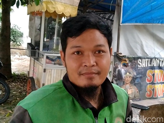 Didik Purwanto (39) tukang ojek yang mengantar Mak Sombret dari Pekalongan ke Asrama Haji Donohudan Boyolali, saat ditemui di pangkalannya di Titik 0 Km Kajen, Pekalongan, Minggu (9/6/2024).