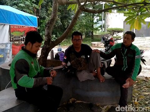 Didik Purwanto (39) tukang ojek yang mengantar Mak Sombret dari Pekalongan ke Asrama Haji Donohudan Boyolali, saat ditemui di pangkalannya di Titik 0 Km Kajen, Pekalongan, Minggu (9/6/2024).