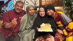 Fadil Jaidi dan Keluarga Naik Haji, Ini Momen Saat Berikan Kue Ulang Tahun