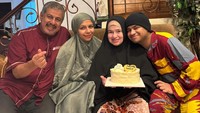 Keluarga Jaidi sering disebut netizen keluarga cemara berkat keharmonisannya. Saat sang ibu ulang tahun, mereka kompak memberi kejutan kue bertuliskan Happy Birthday. Foto: Instagram fadiljaidi