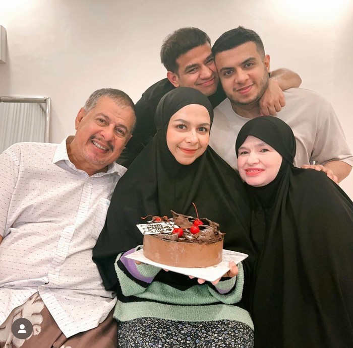 Fadil Jaidi dan Keluarga Naik Haji, Ini Momen Saat Berikan Kue Ulang Tahun