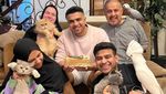 Fadil Jaidi dan Keluarga Naik Haji, Ini Momen Saat Berikan Kue Ulang Tahun