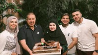 Fadil Jaidi dan Keluarga Naik Haji, Ini Momen Saat Berikan Kue Ulang Tahun