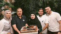 Dari tahun ke tahun, ulang tahun Mama Ida selalu jadi momen manis yang dirayakan keluarga Jaidi. Kali ini ada cake cokelat berukuran besar yang jadi persembahan. Foto: Instagram fadiljaidi