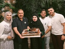 Fadil Jaidi dan Keluarga Naik Haji, Ini Momen Saat Berikan Kue Ulang Tahun