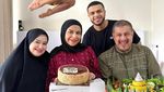 Fadil Jaidi dan Keluarga Naik Haji, Ini Momen Saat Berikan Kue Ulang Tahun