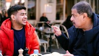 Di Paris, pria 29 tahun ini berpose dengan Pak Muh. Mereka tampak sedang menikmati aneka makanan lezat dengan minuman hangat. Foto: Instagram fadiljaidi