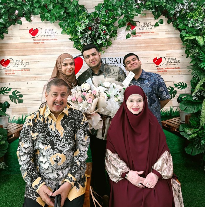 Fadil Jaidi dan Keluarga Naik Haji, Ini Momen Saat Berikan Kue Ulang Tahun Fadil Jaidi dan Keluarga Naik Haji, Ini Momen Saat Berikan Kue Ulang Tahun