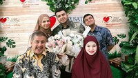Fadil Jaidi, konten kreator yang terkenal dengan potret kocaknya bersama sang ayah, Pak Muh. Selain itu, anggota keluarga lainnya juga ikut dikenal publik, mulai dari Mama Ida, Yislam, dan Dilla Jaidi. Foto: Instagram fadiljaidi