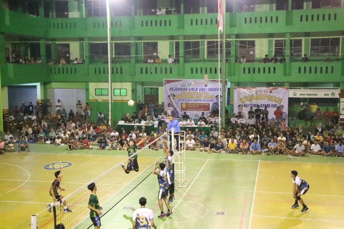 Final sekaligus penutupan Kejurkab Bola Voli Indoor Kapolres Cup 2024 resmi ditutup di GOR Bola Voli SMA-SMK Islam Jepara, Sabtu (8/6/2024) malam.