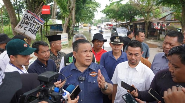 Foto: SF Hariyanto meninjau jalan rusak (Dok Diskominfotik Riau)