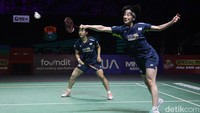 Lee So Hee berusaha mengembalikan smash dari ganda putri China. 