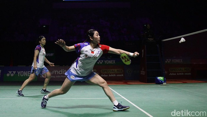 Pemain ganda putri Korea Selatan Baek Ha Na dan Lee So Hee melawan ganda putri China Chen Wing Chen dan Jia Yi Fan pada final Indonesia Open 2024 di Istora Senayan, Jakarta, Minggu (9/6/2024). Baek/Lee menang 2 set 21-17, 21-13.