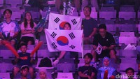 Suporter membentangkan bendera Korea Selatan sebagai bentuk dukungan kepada Baek Ha Na/Lee So Hee. 