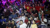 Tak mau kalah dari suporter Korsel, pendukung Chen Qing Chen/Jia Yi Fan juga membentangkan bendera China. 