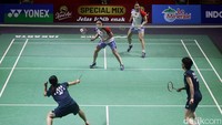 Baek Ha Na/Lee So Hee dan Chen Qing Chen/Jia Yi Fan bertanding di final Indonesia Open 2024 yang berlangsung di Istora Senayan, Minggu (9/6).