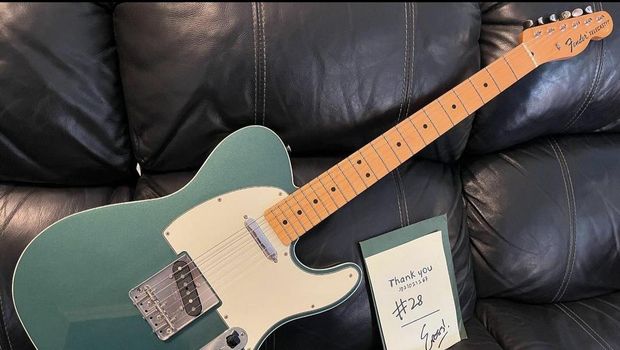Gitar Fender Telecaster Eross Candra #28 yang dilelang untuk donasi ke Gaza, Palestina. Foto diunggah Minggu (9/6/2024).