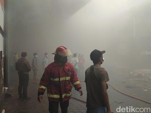 Gudang Gas LPG dan Paralon di Jalan Cargo Utara Denpasar Terbakar
