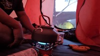 Hujan sepanjang hari dengan intensitas naik turun, membuat kami berdiam diri di dalam tenda sambil menghangatkan badan dengan secangkir kopi dan mie hangat. Tak lupa juga buah-buahan dan perbekalan pun kami lahap agar memulihkan stamina.