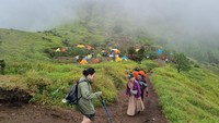 Dalam perjalanan, beberapa area nampak begitu belok dan licin. Khususnya area curam setelah Pos 3 Batu Tulis menuju Sabana 1. Di sana terlihat banyak pendaki pun berusaha menjaga stamina dan beberapa lainnya pun sempat tergelincir. Terlihat pula di area Pos 3 dipadati oleh tenda-tenda para pendaki, sehingga kami pun melanjutkan perjalanan menuju Sabana 1.