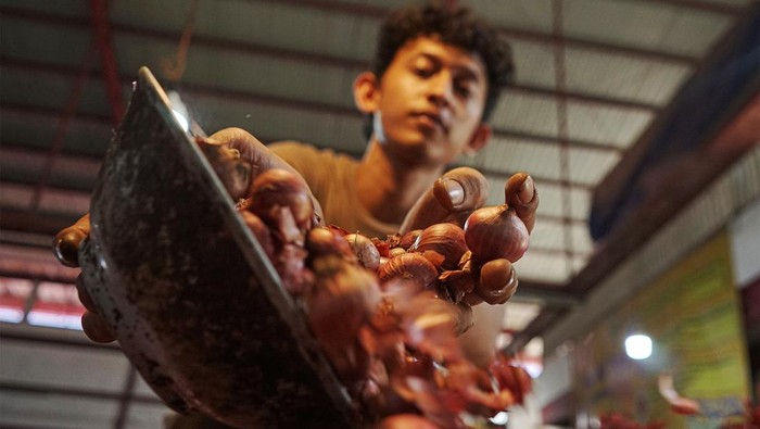Pedagang memperlihatkan bawang merah yang dijual di Pasar Al-Mahirah, Banda Aceh, Aceh, Sabtu (8/6/2024). Menurut pedagang harga bawang merah dalam sepekan terakhir cenderung turun menjadi Rp45.000 per kilogram dari sebelumnya Rp55.000 hingga 60.000 per kilogram, karena persediaan bawang merah di Aceh melimpah menjelang hari raya Idul Adha 1445 H. ANTARA FOTO/Khalis Surry/nym.