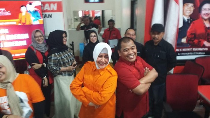 Indira Jusuf Ismail dan Rahman Pina berpose bersama di Kantor PDIP Sulsel.