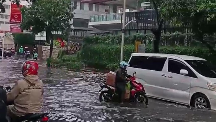 Kemacetan Parah Melanda Kemang Jaksel Akibat Banjir