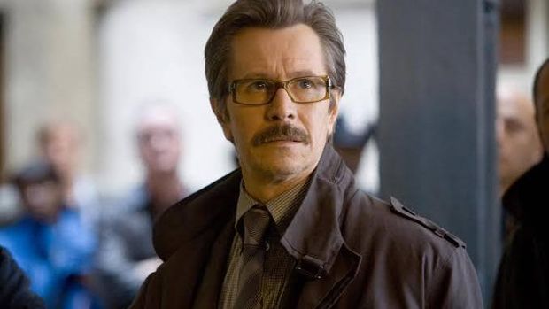 Penampilan Garry Oldman sebagai James Gordon.