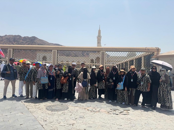 Sebanyak 92 jemaah haji dari Penyelenggara Ibadah Haji Khusus (PIHK) Aida Tourindo Wisata melaksanakan tur napak tilas jejak sejarah Rasulullah di Madinah pada Sabtu (8/6/2024).