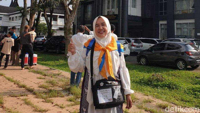 Zulna Yetti (49), jemaah haji 2024 embarkasi Padang (PDG) tak menyangka bisa berangkat ke Tanah Suci. Hanya modal yakin, tanpa pernah daftar haji.