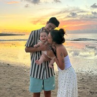 Punya paras bule yang lucu dan menggemaskan, anak Jennifer Coppen dan Dali Wassink itu memang kerap jadi sorotan netizen. Di media sosialnya sendiri istri Dali Wassink itu juga kerap membagikan potretnya bersama sang anak. Foto: Instagram/@jennifercoppenreal20