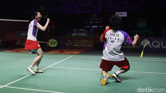 Pemain ganda campuuran China, Jiang Zhen Bang dan Wei Ya Xin bertanding melawan rekan senegaranya Szeng Si Wei dan Huang Ya Qiong pada final Indonesia Open 2024 di Istora Senayan, Jakarta, Minggu (9/6/2024). Jiang-Wei menang dua set 21-11, 21-14.