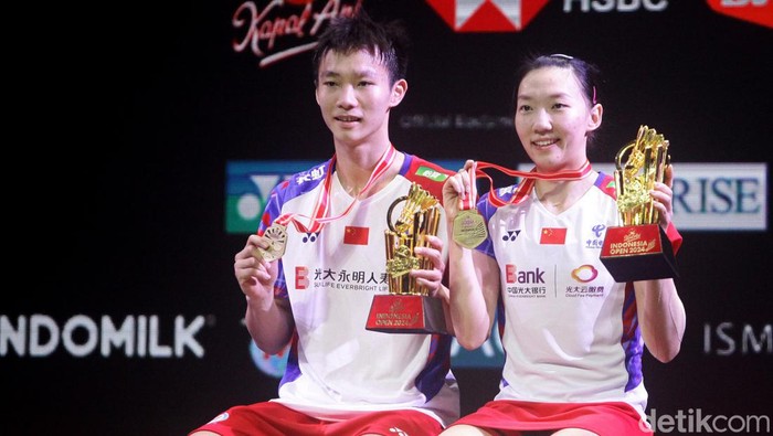 Jiang/Wei Juara Indonesia Open 2024 Pemain ganda campuuran China, Jiang Zhen Bang dan Wei Ya Xin bertanding melawan rekan senegaranya Szeng Si Wei dan Huang Ya Qiong pada final Indonesia Open 2024 di Istora Senayan, Jakarta, Minggu (9/6/2024). Jiang-Wei menang dua set 21-11, 21-14.