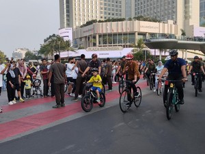 Jokowi Bareng Iriana dan Jan Ethes Bersepeda di CFD Bundaran HI