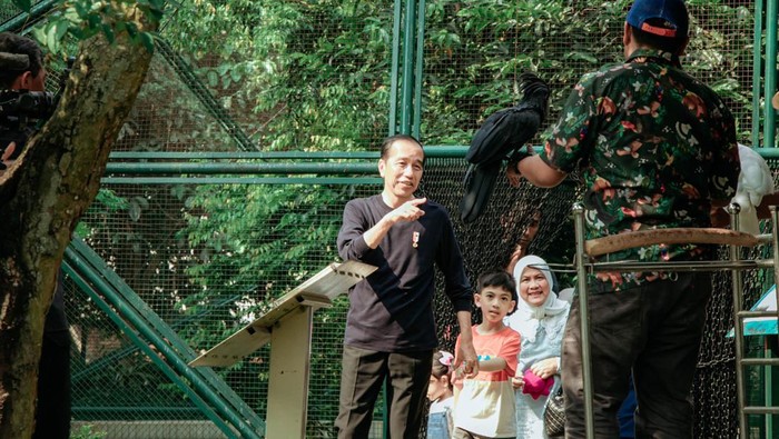 Jokowi dan keluarga kala liburan di Taman Mini Indonesia Indah (TMII)
