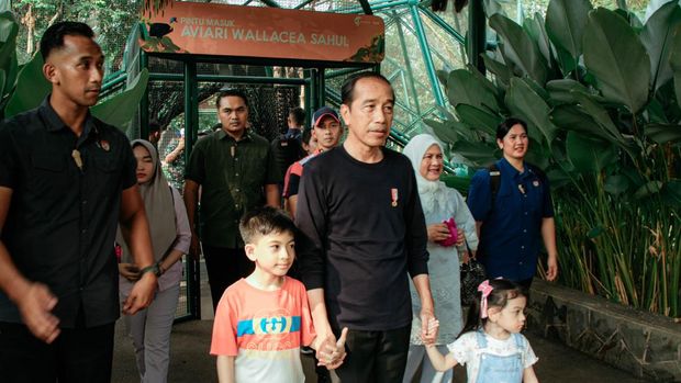 Jokowi dan keluarga kala liburan di Taman Mini Indonesia Indah (TMII)