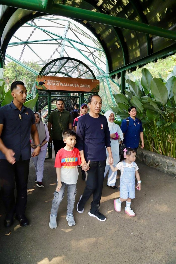 Presiden Jokowi dan Ibu Negara Jelajahi Wajah Baru TMII Bersama Cucu Tercinta
