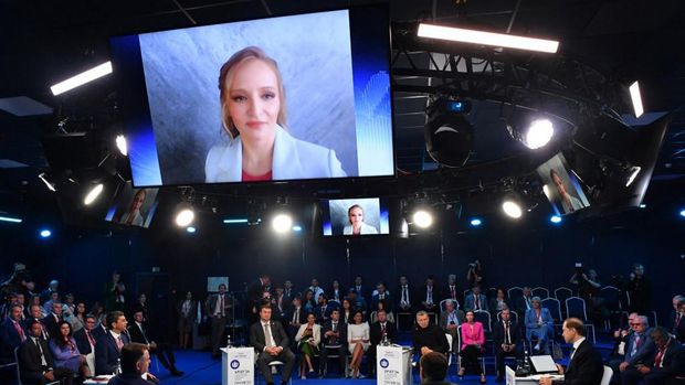 Katerina Tikhonova, putri Putin sekaligus kepala inisiatif pengembangan Innopraktika, menghadiri Forum Ekonomi Internasional Saint Petersburg secara virtual di Saint Petersburg, Rusia, pada hari Kamis (6/6/2024). (Photo by Olga MALTSEVA / AFP)