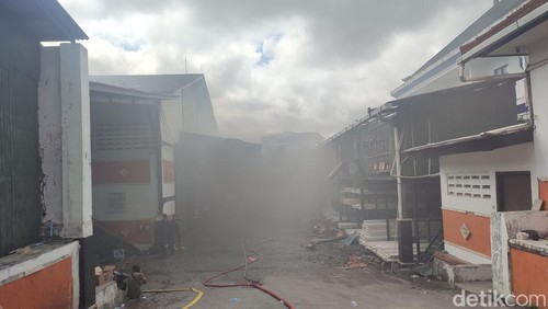 Kebakaran gudang LPG dan paralon di Jalan Taman Cargo, Denpasar, pagi tadi, Minggu (9/6/2024).