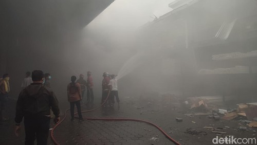 Kebakaran gudang LPG dan pipa paralon di Jalan Cargo Taman, Kota Denpasar, Bali, Minggu (9/6/2024) sekitar pukul 06.00 Wita. (Ahmad Firizqi Irwan/detikBali)