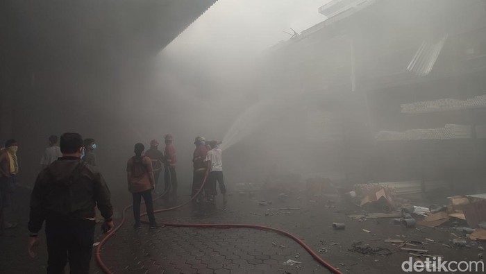 Kebakaran gudang LPG dan pipa paralon di Jalan Cargo Taman, Kota Denpasar, Bali, Minggu (9/6/2024) sekitar pukul 06.00 Wita. (Ahmad Firizqi Irwan/detikBali)