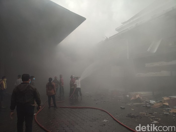 Kebakaran gudang LPG dan pipa paralon di Jalan Cargo Taman, Kota Denpasar, Bali, Minggu (9/6/2024) sekitar pukul 06.00 Wita. (Ahmad Firizqi Irwan/detikBali)